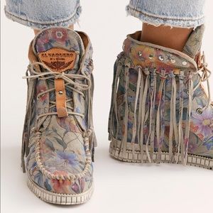 ISO ROSELAND MOCCASIN BOOT IN 36 🌸💫